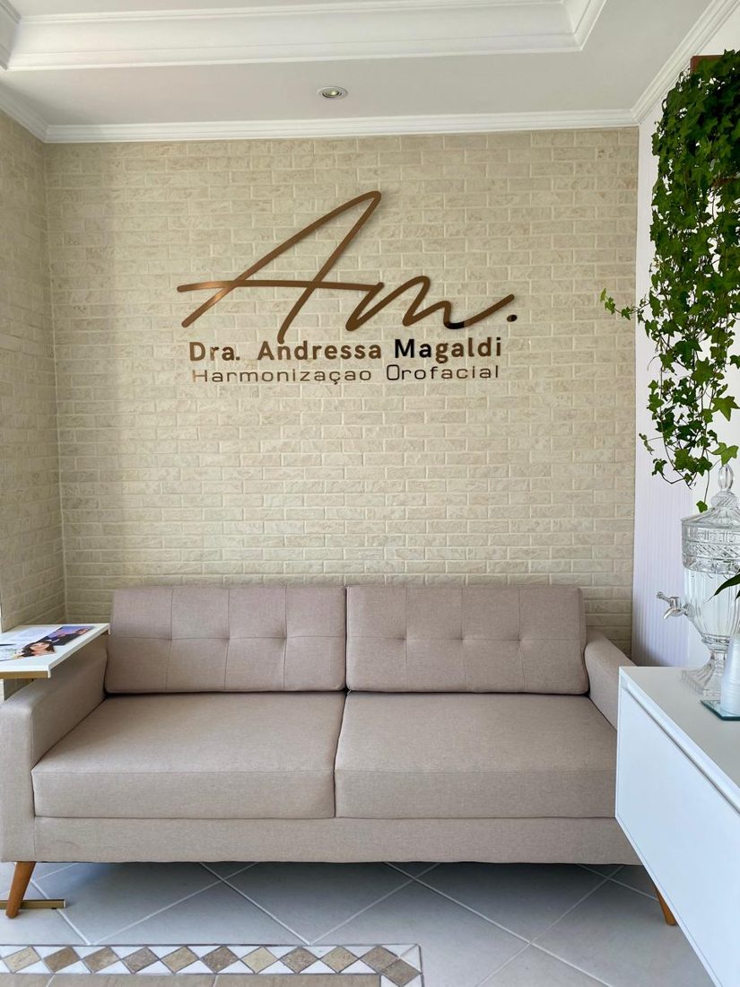 Logo em bronze na parede do consultório