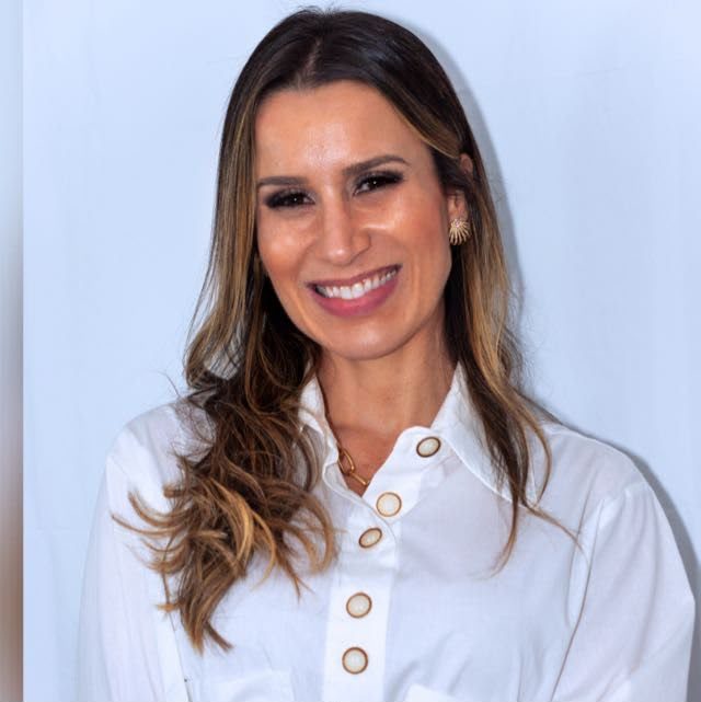 Retrato sorrindo de camisa branca